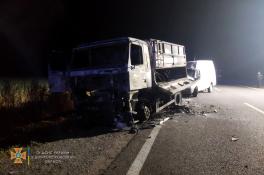 В Днепровском районе фургон влетел в сгоревший грузовик: погиб подросток