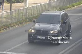 Вблизи Каменского вооруженный мужчина угнал «BMW X5»