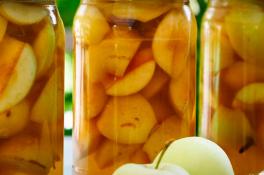 Маринованные яблоки с гвоздикой: вкусный рецепт зимней заготовки