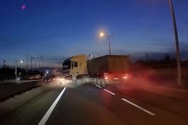 Под Днепром грузовик снес легковой автомобиль: машина вылетела на обочину 