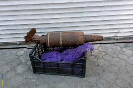 В Новомосковске возле магазина мужчина нашел артиллерийский снаряд