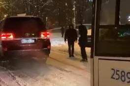 В Днепре внедорожник вытаскивал застрявший в снегу троллейбус