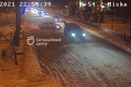 В Днепре возле горсовета водители устроили ночной дрифт на снегу