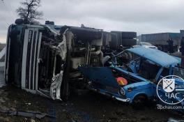 В Павлоградском районе столкнулись грузовик и легковушка: 2 человека погибли