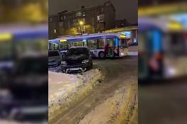 В Днепре пассажиры самостоятельно вытолкали застрявший в снегу троллейбус