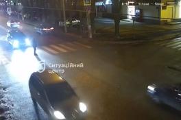 В Днепре водители не давали мужчине на "зебре" перейти дорогу, а после сбили (Видео) 