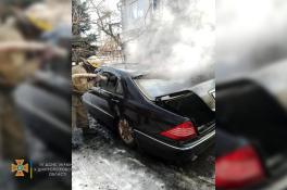 В Кривом Роге во дворе дома загорелся Mercedes
