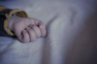 В Кривом Роге горе-мать отдала новорожденную дочь попрошайке