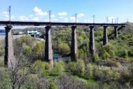 В Кривом Роге на железнодорожном мосту висел труп мужчины (Фото)