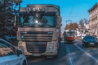 В Днепре фура на дороге сбила пешехода: мужчина отлетел на тротуар (Фото)