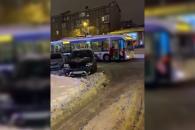 В Днепре пассажиры самостоятельно вытолкали застрявший в снегу троллейбус