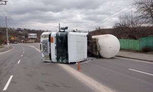 В Житомире на дороге перевернулась фура с газом: людей эвакуировали (Фото)