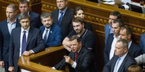 &quot;Радикалы&quot; заблокировали трибуну Рады