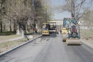 В Днепре продолжают ремонтировать внутриквартальные дороги
