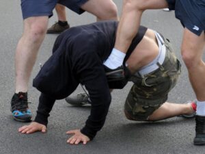 избили