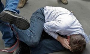 Двое рецидивистов избили и ограбили криворожанина