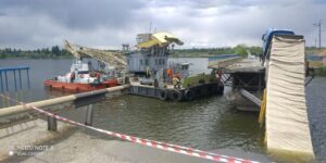 Под Днепром вытащили грузовик, который упал в реку с обрушившегося моста