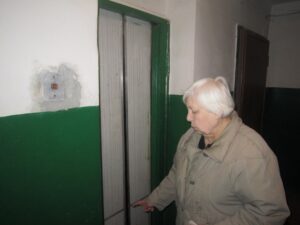 Лифт полетел вниз вместе с пенсионеркой.Фото: Забеба