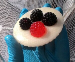 Днепропетровская мастерица приготовила блины из карамели