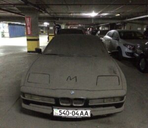 В днепропетровском паркинге простаивает заброшенный суперкар BMW