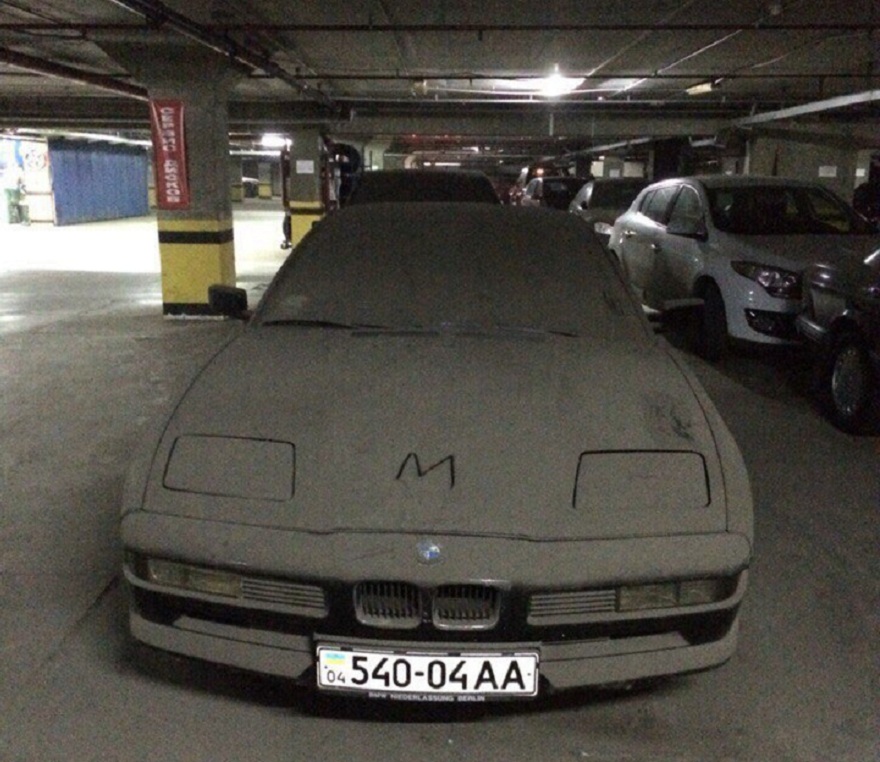 В днепропетровском паркинге простаивает заброшенный суперкар BMW