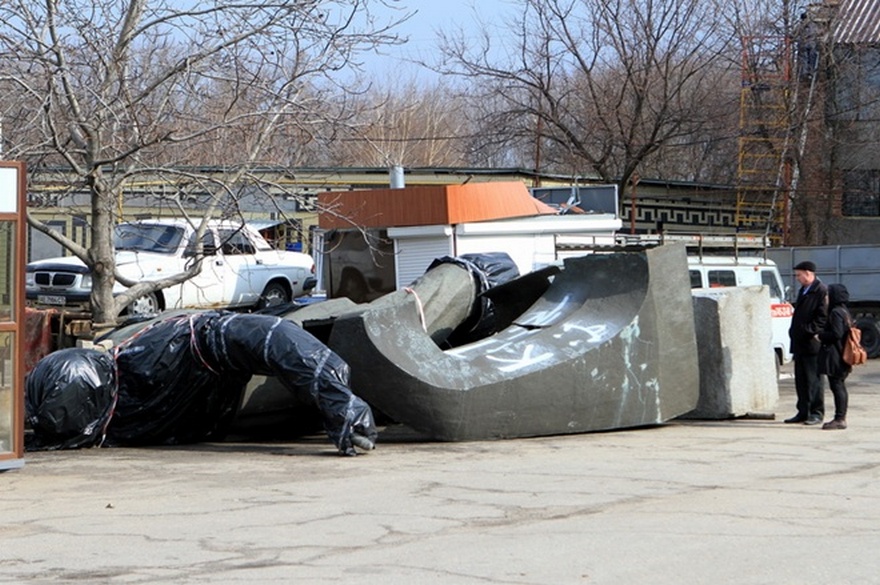 памятник Петровскому в Днепропетровске