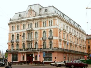 Банкомат находится во Львове на пл. Мицкевича, 10, в отделении UniCredit Bank. Фото: zuap.org