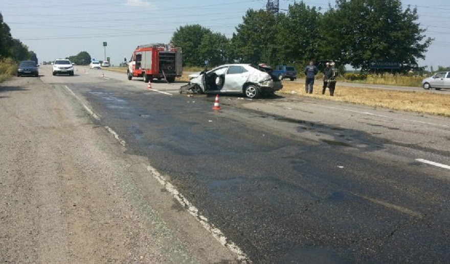 Toyota Corolla врезалась в КАМАЗ