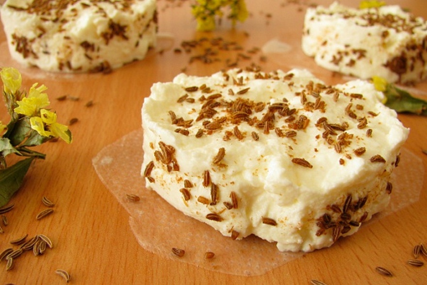 Домашний сыр с луком и тмином