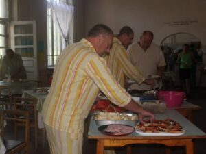 В Днепре волонтеры кормят пациентов военного госпиталя икрой