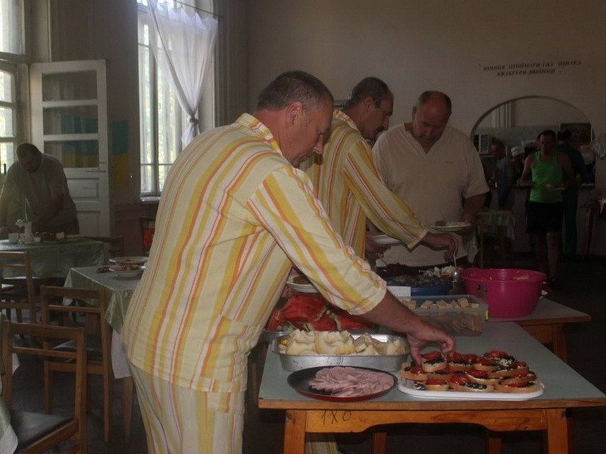 В Днепре волонтеры кормят пациентов военного госпиталя икрой