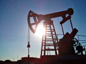 добывать нефть