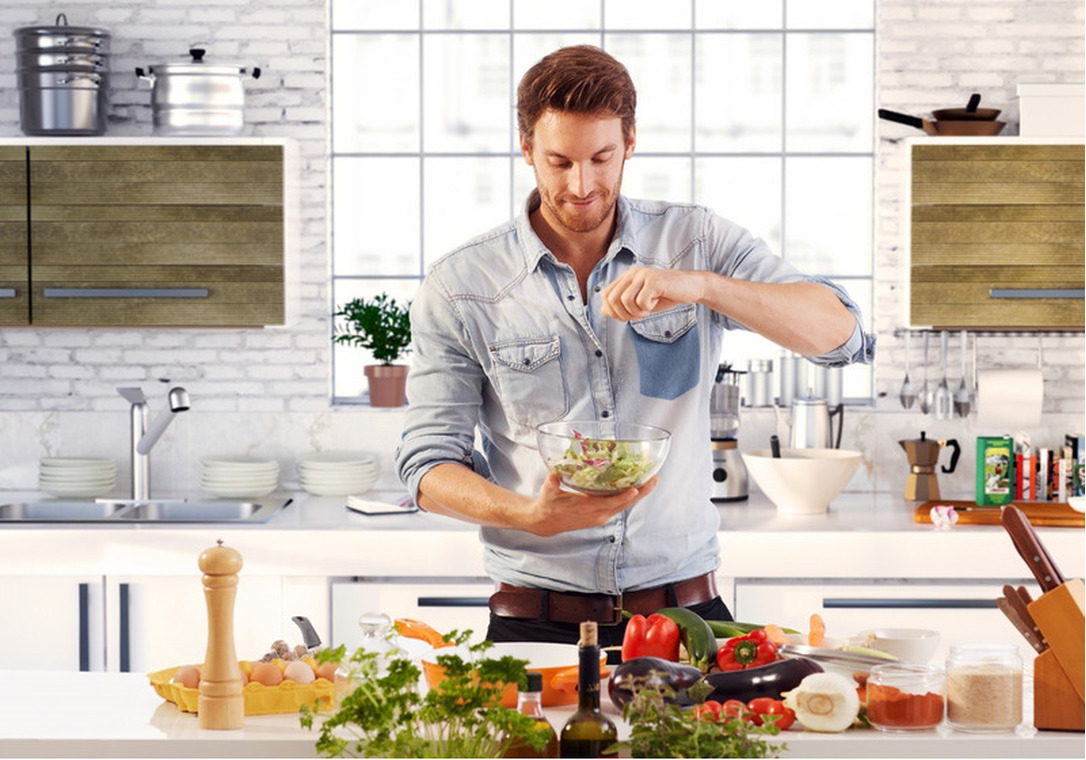 готовит мужчина