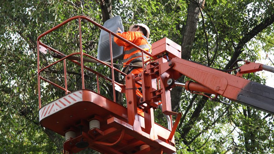 комунальники Дніпра встановлюють зовнішнє освітлення