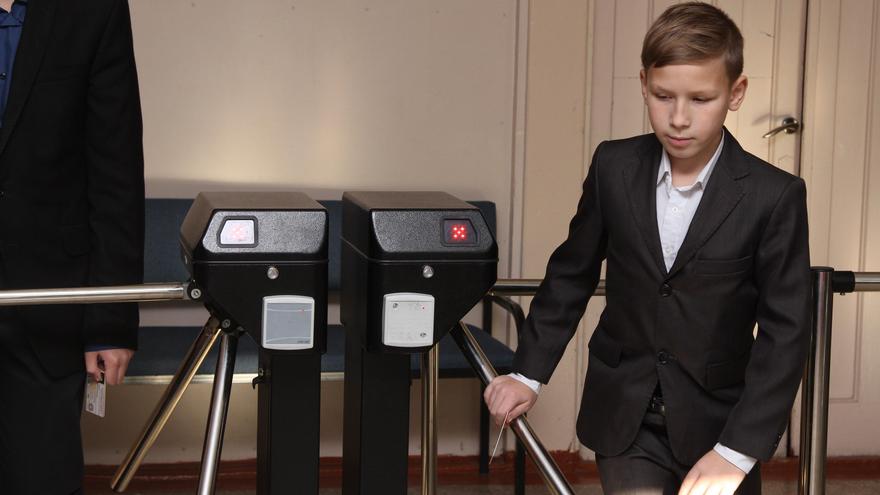 Пропускна система та відеокамери