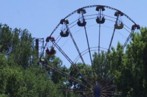 встановлюють нову чавунну огорожу