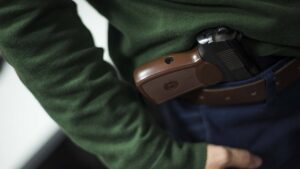 В Днепре задержали парня, разгуливающего с пистолетом