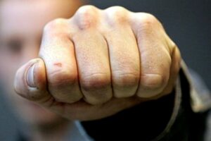 кулак мужчины, фото из открытых источников