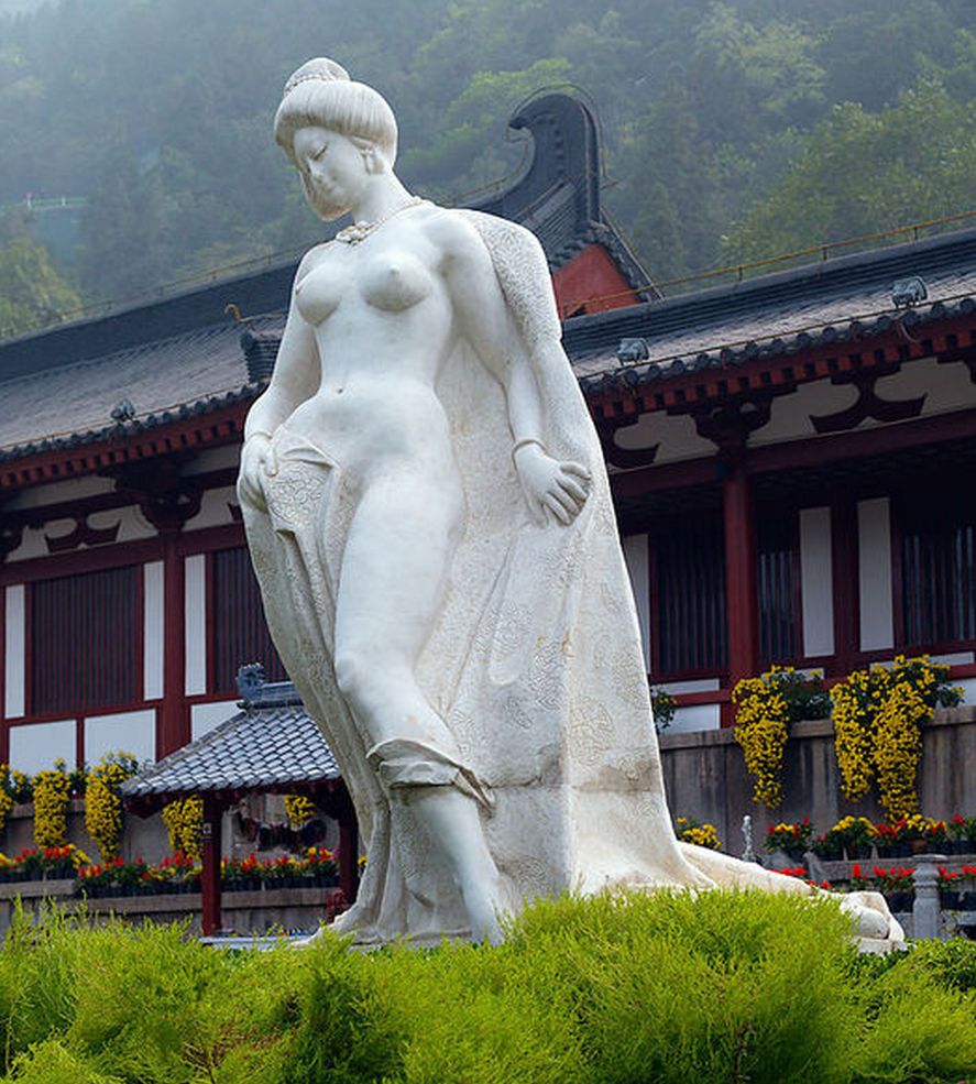 Китайских туристов попросили оставить в покое грудь обнаженной статуи
