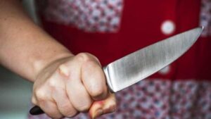 В Синельниково женщина хладнокровно напала с ножом на мужа