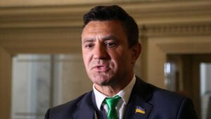 Тищенко устроил скандал на митинге из-за прикосновения женщин. Видео