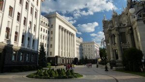 Офис президента передумал переезжать в Украинский дом