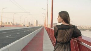Девушка, которая обещала раздеться на Новом мосту, станцевала на пилоне возле Материка (ВИДЕО)