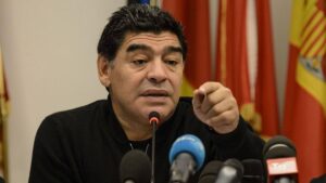 Диего Марадона вернулся на поле