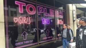 Рекламисты использовали стриптиз-клуб, чтобы привлечь внимание к раку груди