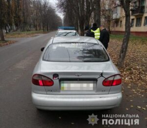 Под Днепром 19-летняя девушка торговала наркотиками из автомобиля (фото)