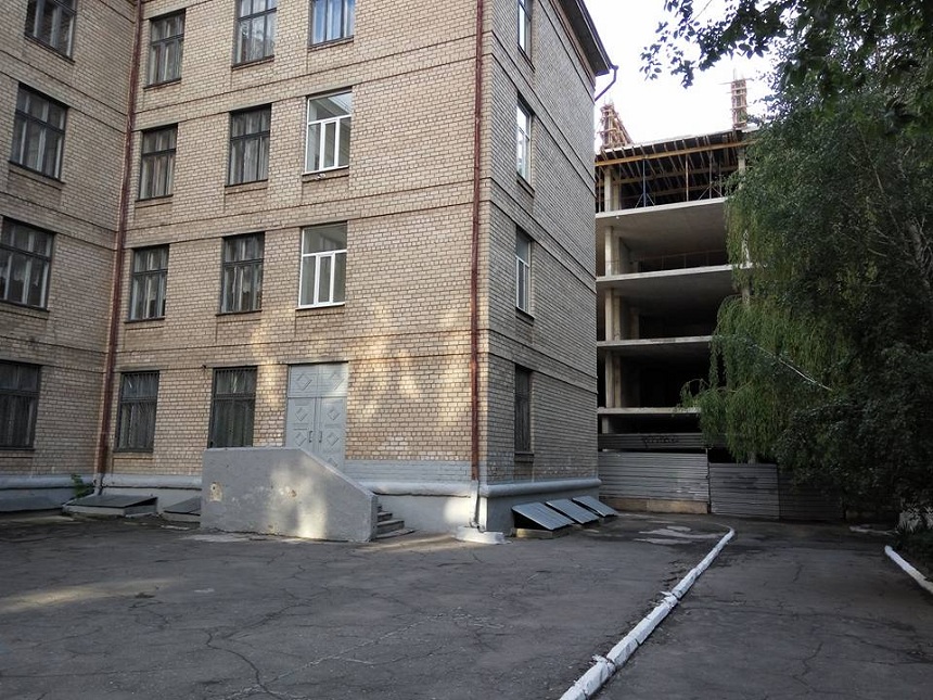 Незаконное строительство дома на ул. Владимира Великого в Днепропетровске. Фото: Facebook/Дмитрий Хозин