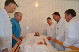 В больнице Мечникова спасают бойца с тяжелым ранением. Фото: Facebook/Сергій Риженко
