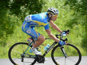 Украинский велогонщик жестко разбил лицо сопернику