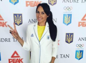 Украинская легкоатлетка без лифчика перебегала дорогу